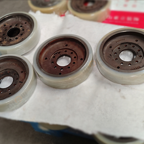  矿用单轨吊聚氨酯摩擦轮怎么安装？